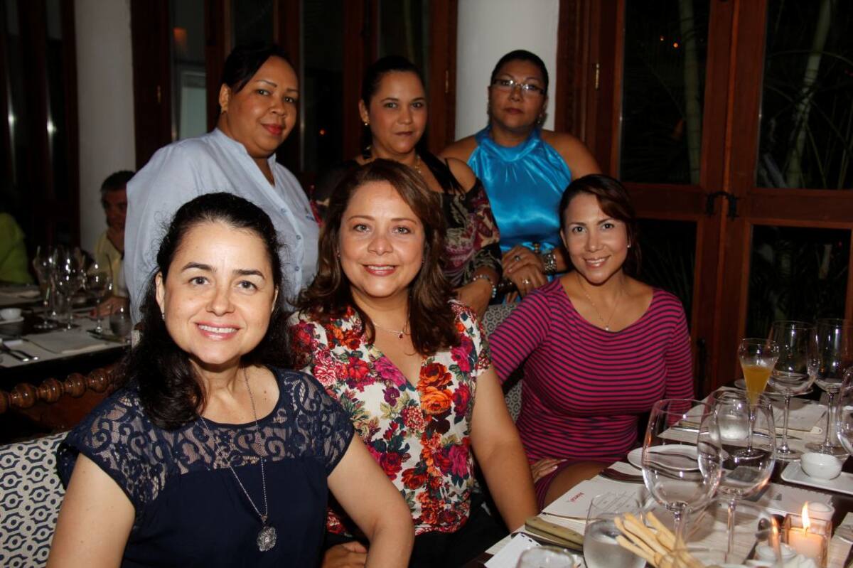 De pie: Mónica Bolaños, Laura Bonfante y Yomar Blanco; sentadas: María Beatriz Mercado, Fabiola Espiñeira y Karen Bolívar.