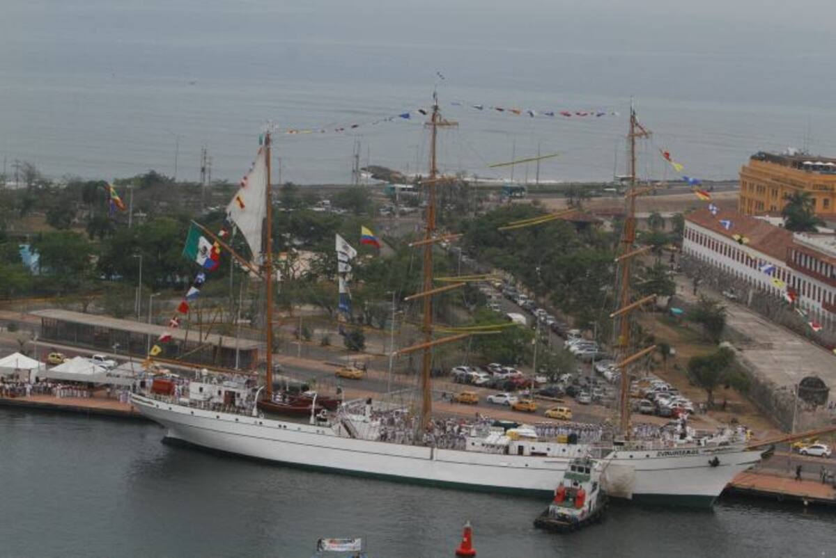 Velero Cuauhtémoc, de México, en el muelle de La Bodeguita. Julio Castaño