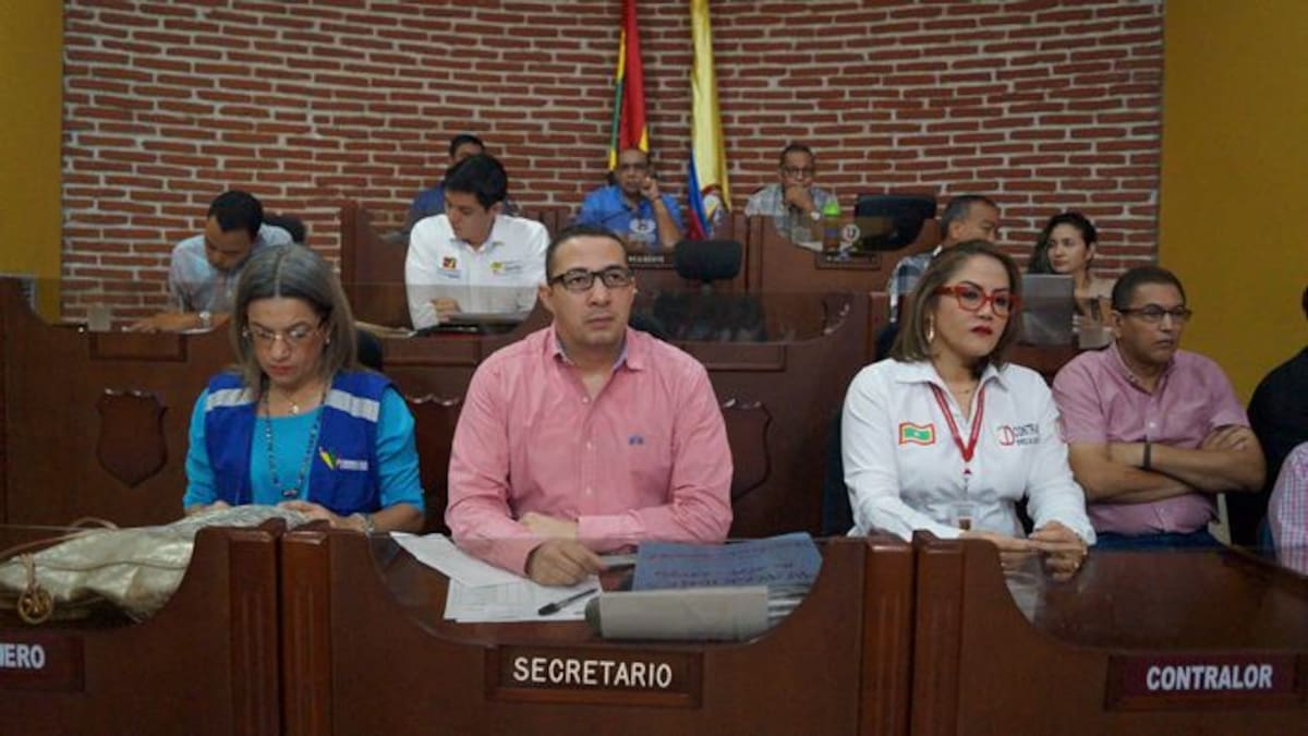 El secretario general del Concejo, Aroldo Coneo (centro), junto a Nubia Fontalvo (der), contralora distrital, y los citados Carlos Carmona, director de Valorización; y René Osorio, gerente de la Concesión Vial Cortesía
