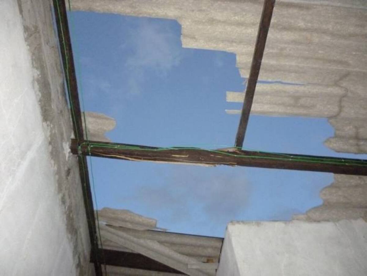 La explosión de la granada que causó pánico en el sector Mateo Gómez, provocó varios daños materiales en el tejado y otras partes de la residencia. EL UNIVERSAL