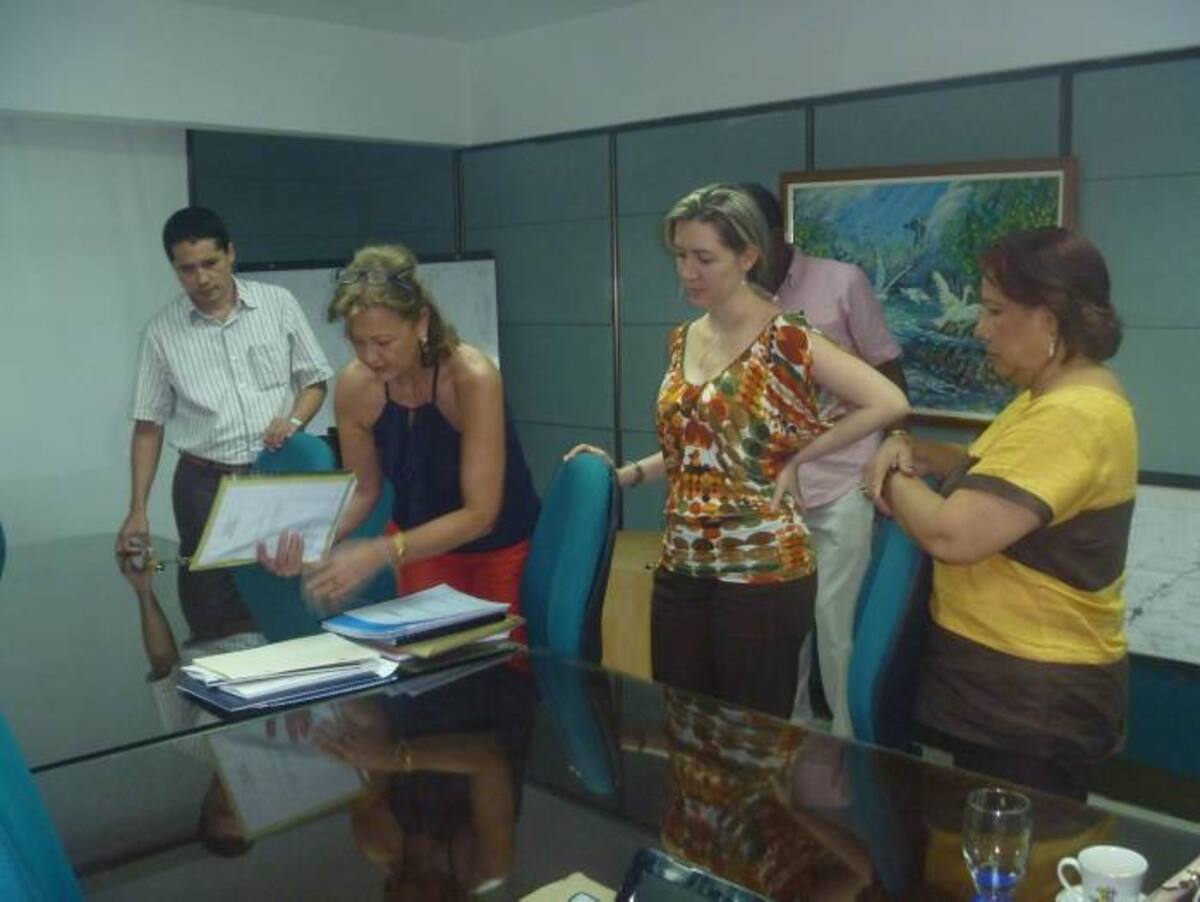 Parte de la comisión evaluadora: Silvia Pombo Carillo, representante del Ministerio de Medio Ambiente y Desarrollo Sostenible; Roxana López Fernández, delegada del Gobernador de Bolívar; Julia Alvarino López, Rep. de las ONG's Ambientalistas. Cortesía
