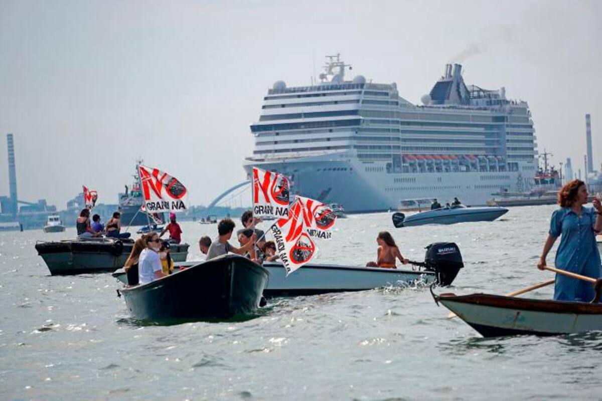 Vuelven cruceros a Venecia; protestas por impacto ambiental