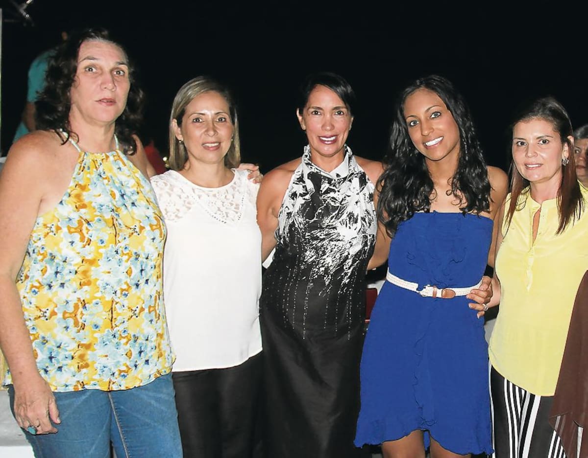 Sonia Larrarte, Claudia Padaui, Elsa Cohen; la agasajada, Jessica Fuentes; y Lucy Padaui.