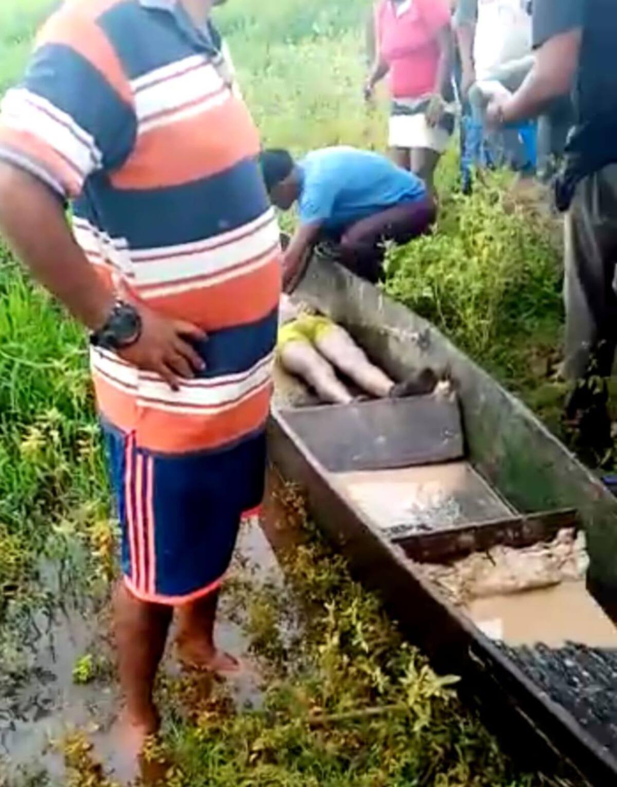 El cuerpo del menor fue sacado hasta la orilla del caño en una canoa.