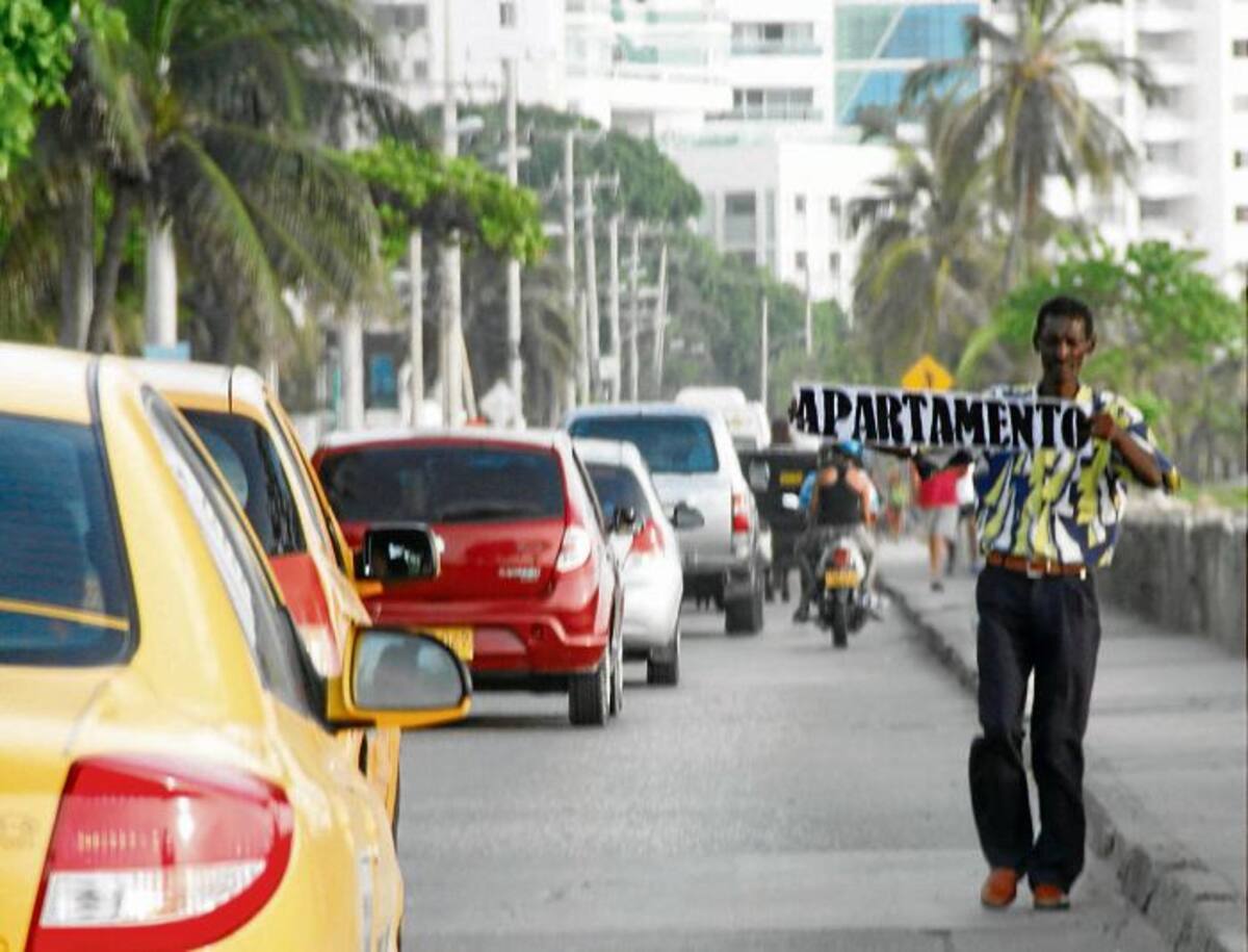En las principales vías de Bocagrande, sobre todo en la del Malecón, es habitual la oferta de apartamentos para alquiler, ya no tan clandestino. ÓSCAR DÍAZ, GENTE BAHÍA