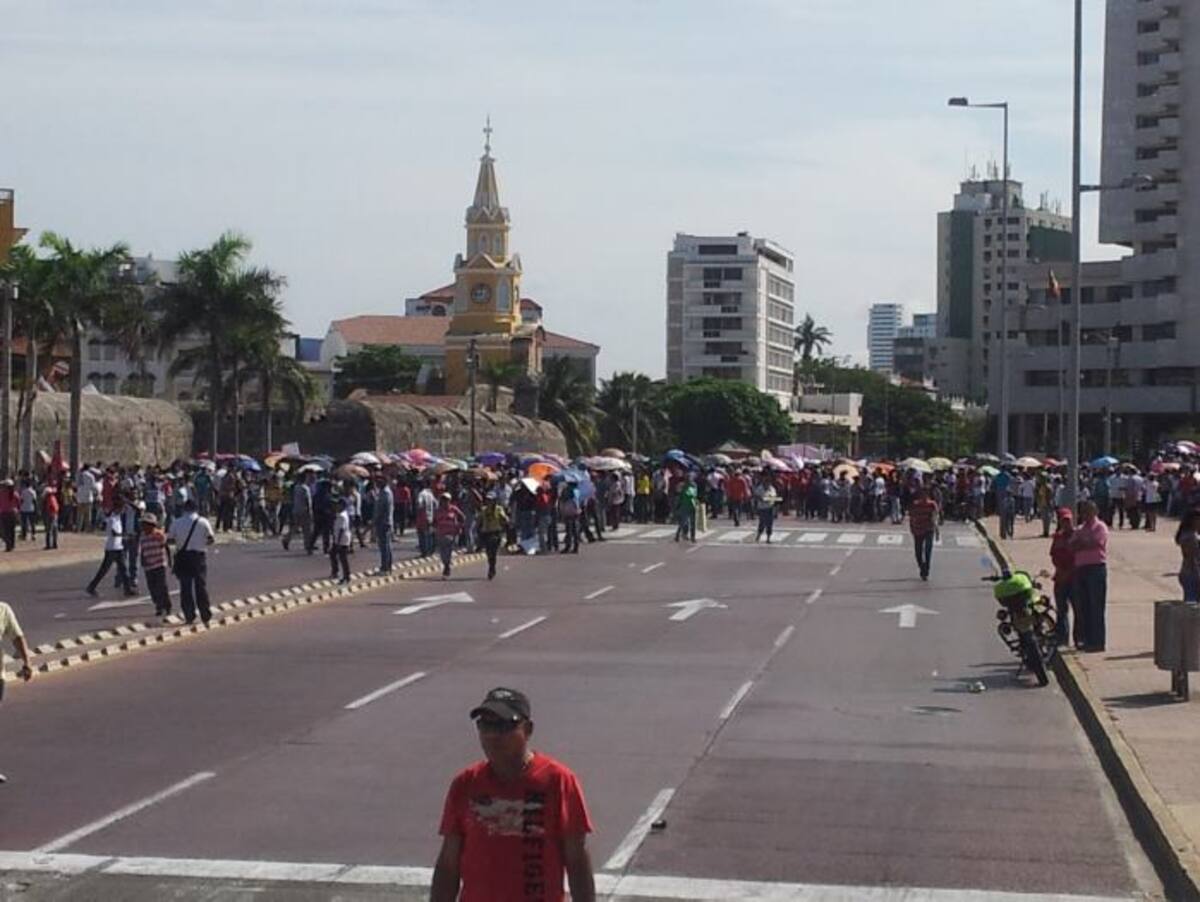 Un grupo de personas se plantó en la Avenida venezuela, frente al Palacio de la Aduana. CORTESÍA