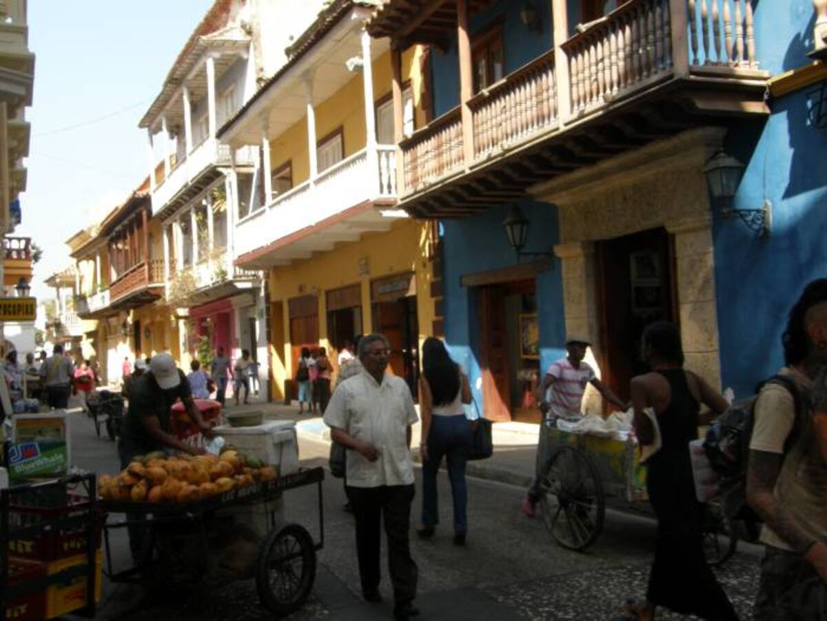 La Calle Manuel Román y Picó, cercana a la Gobernación de Bolívar, luce como un minimercado en el que se puede conseguir desde agua de coco, hasta artesanía, bolsos, carteras y sombreros. Los peatones, por su parte, no tienen por dónde caminar debido a la ocupación de los andenes de esta calle. EL UNIVERSAL