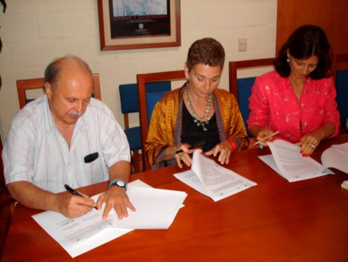 Claudia Fadul Rosa, de la Sociedad de Mejoras Públicas; Max Rodríguez Fadul, rector de la Tadeo; Magda Bardina García, coordinadora de EDA y los decanos Ariel Misla Vi-llalba (U. Católica) y Raimundo Delgado Martínez (Tadeo Lozano). cortesia