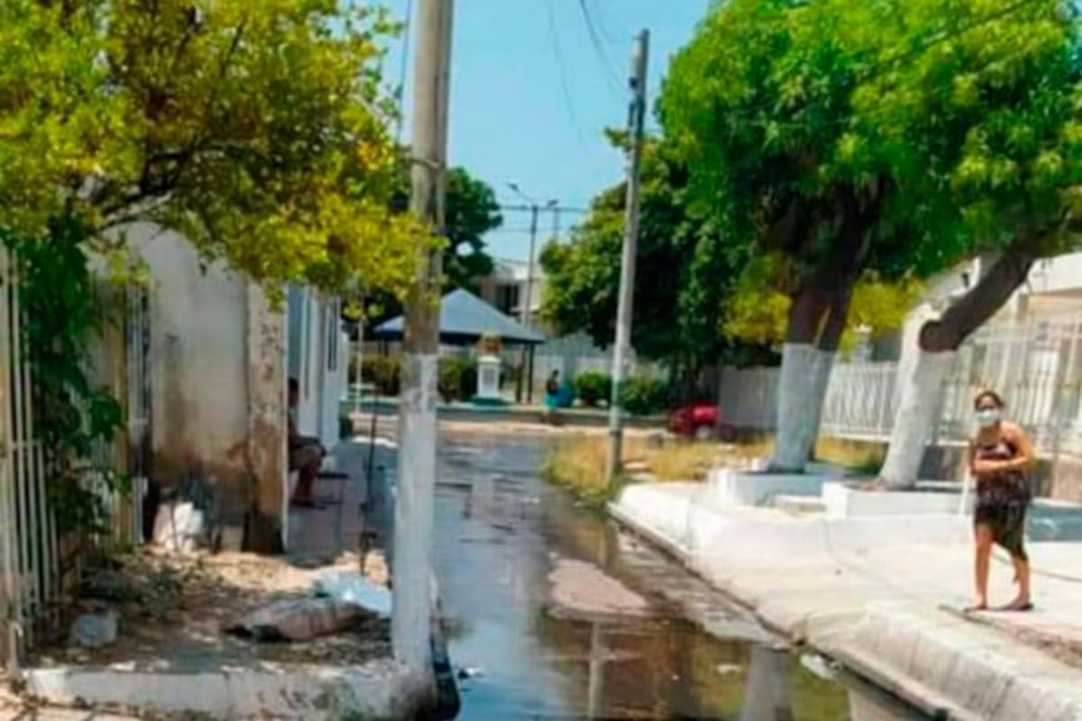 Vecinos de Los Caracoles, indignados por brote de agua