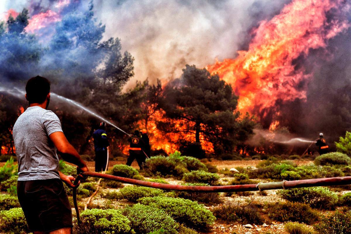 Bomberos griegos combaten los incendios con refuerzos