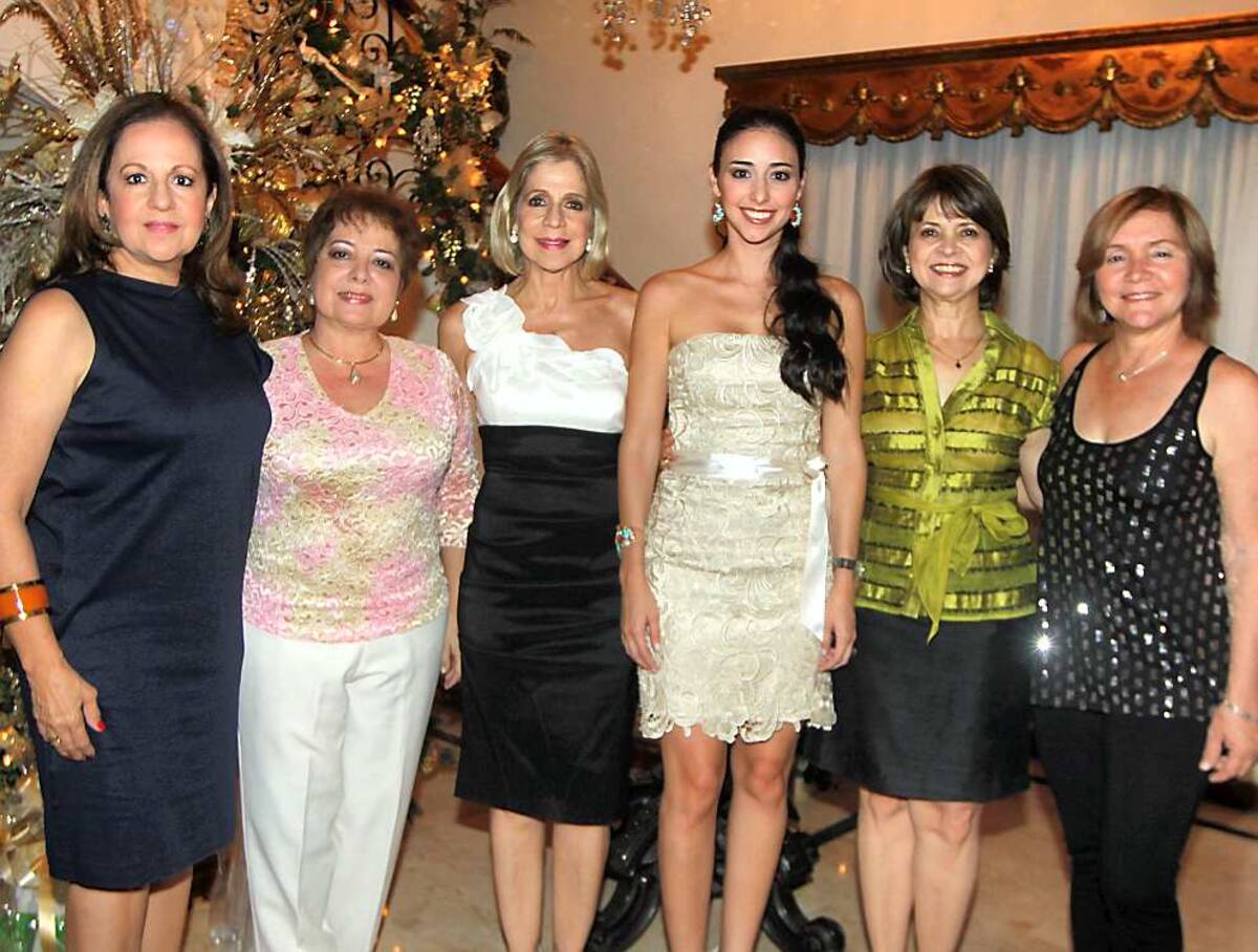 Alicia de Berrío, Margarita De Brigard, Martha de Tono; la novia Catalina Angulo; Ana Luz Porto y Mayra de Lemaitre. fotos MARUJA PARRA/EL UNIVERSAL/