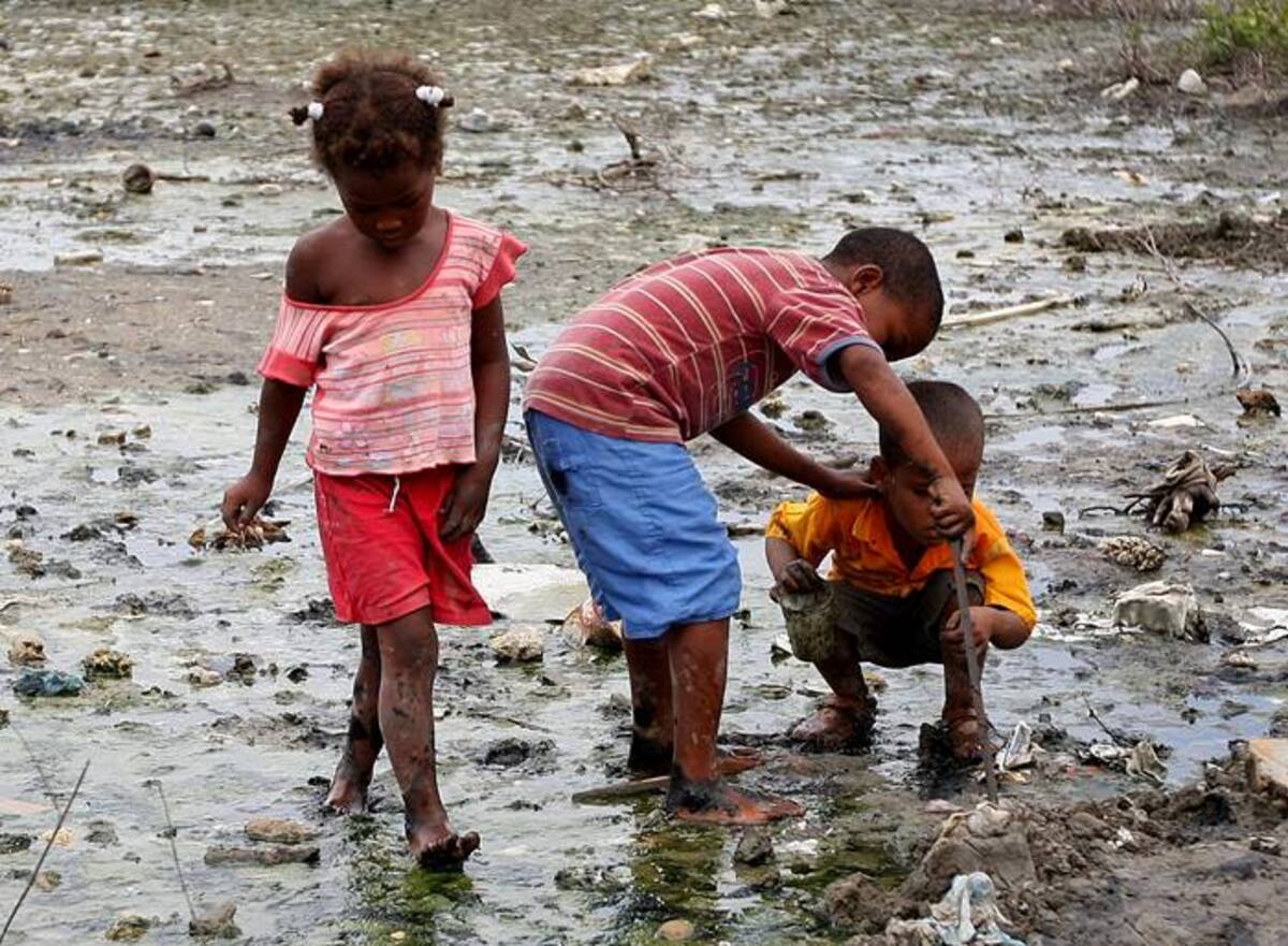Los niños que viven en el cordón de miseria a orillas de la Ciénaga de La Virgen juegan en medio del barrio, la basura y la contaminación en general. El Universal