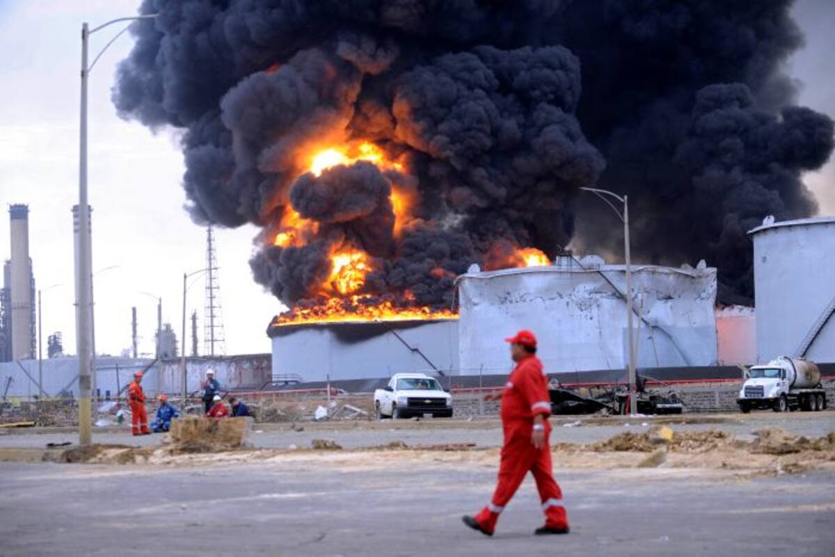 Incendio en refinería de la PDVSA. COLPRENSA