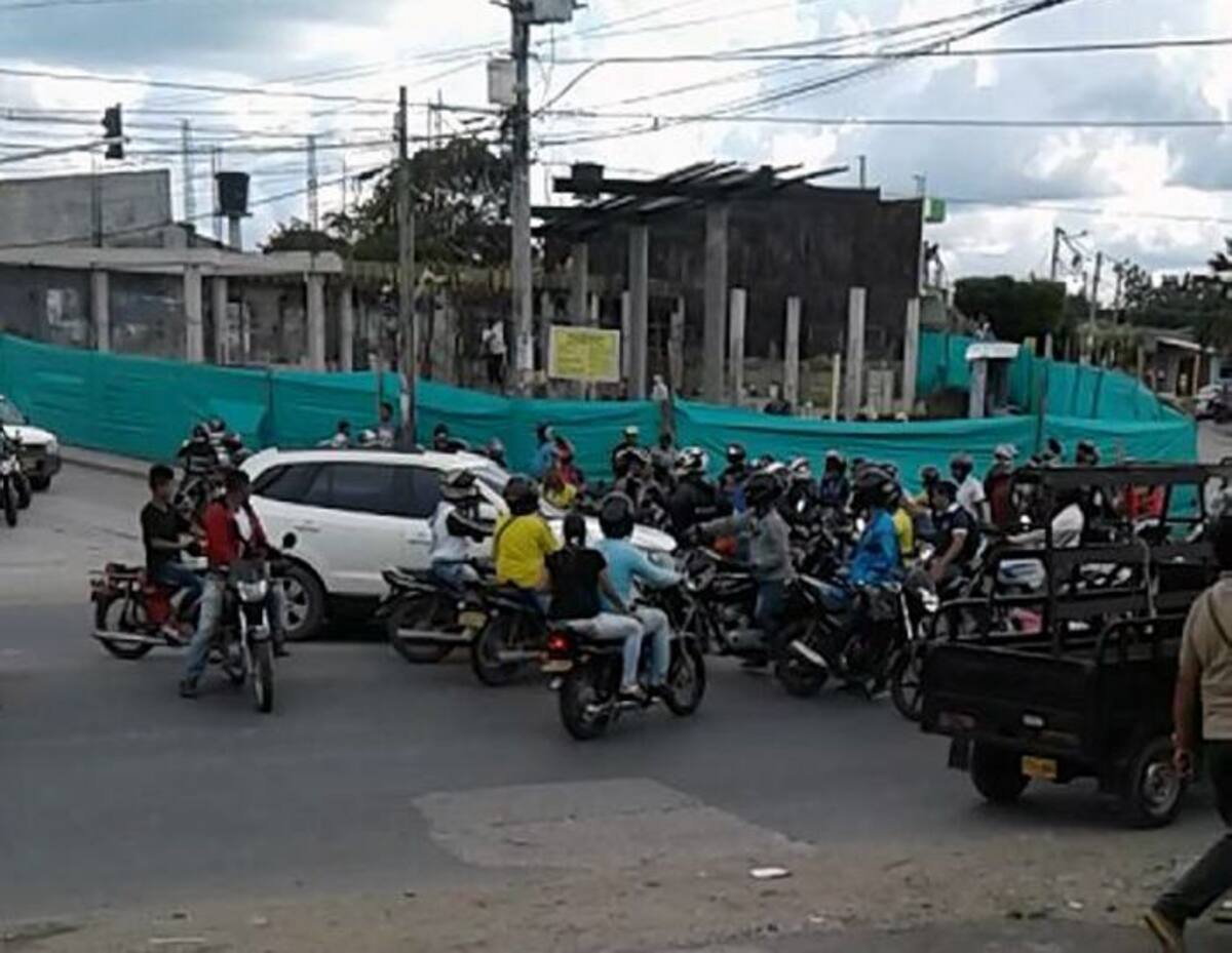 El grupo de mototaxistas revoltosos interrumpieron el tráfico a la altura de la Carretera Troncal de Occidente. EL UNIVERSAL