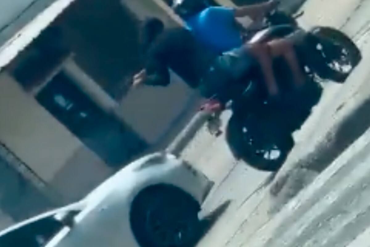 Video: sicario en moto asesina a ocupantes de automóvil en Ecuador