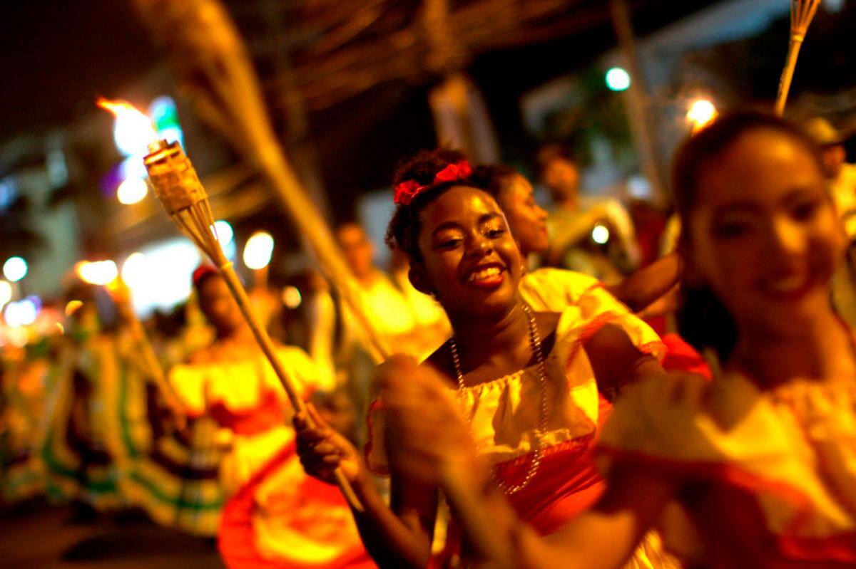 Más de veinte comparsas participaron en la Noche de Candela. // Foto: Luis Eduardo Herrán.