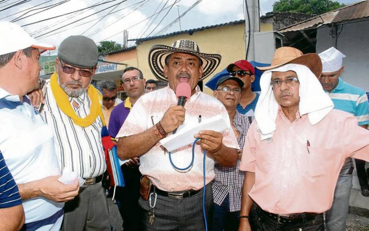 Los directivos de la Ades encabezaron la protesta frente a la sede administrativa de la clínica Las Peñitas. MANUEL SANTIAGO PÉREZ/EL UNIVERSAL/