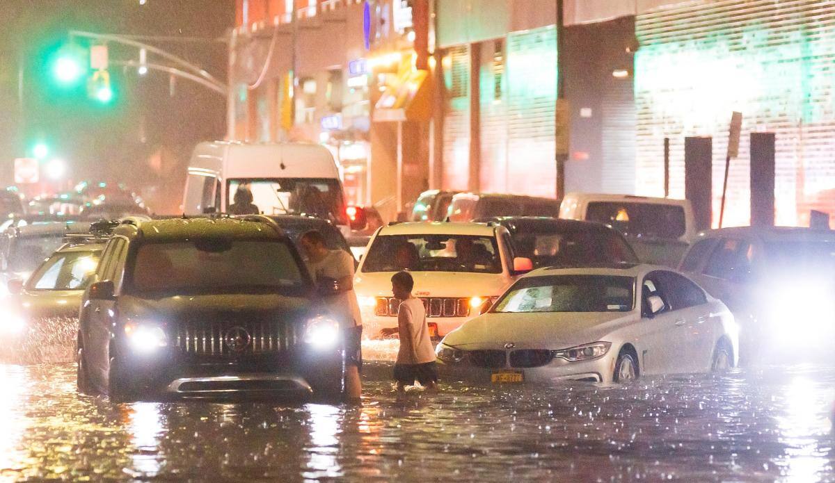 Automóviles atascados en una calle inundada por fuertes lluvias debido a que los restos del huracán Ida azotaron la zona del distrito Queens de Nueva York.