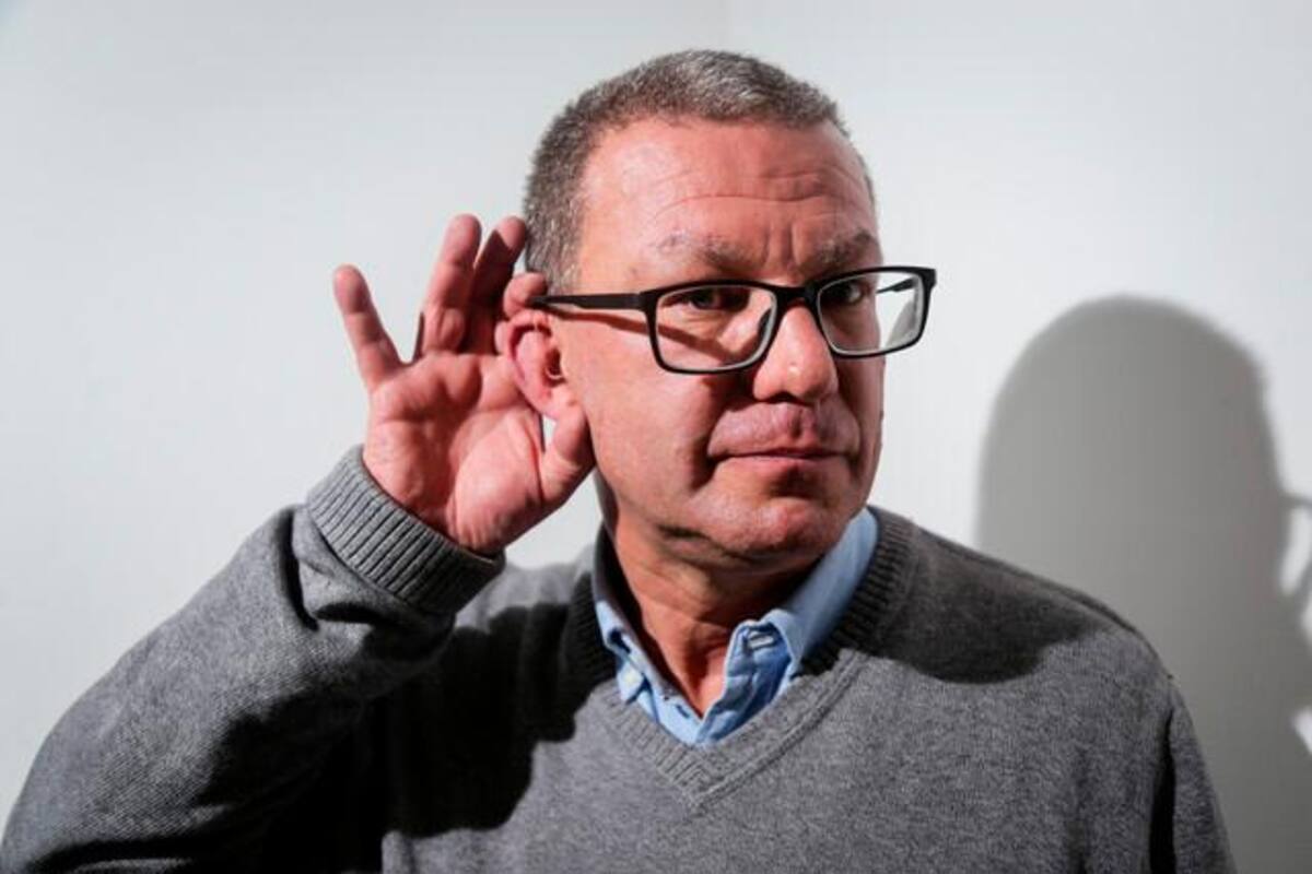 Así vive su día un funcionario del Gobierno que casi no oye