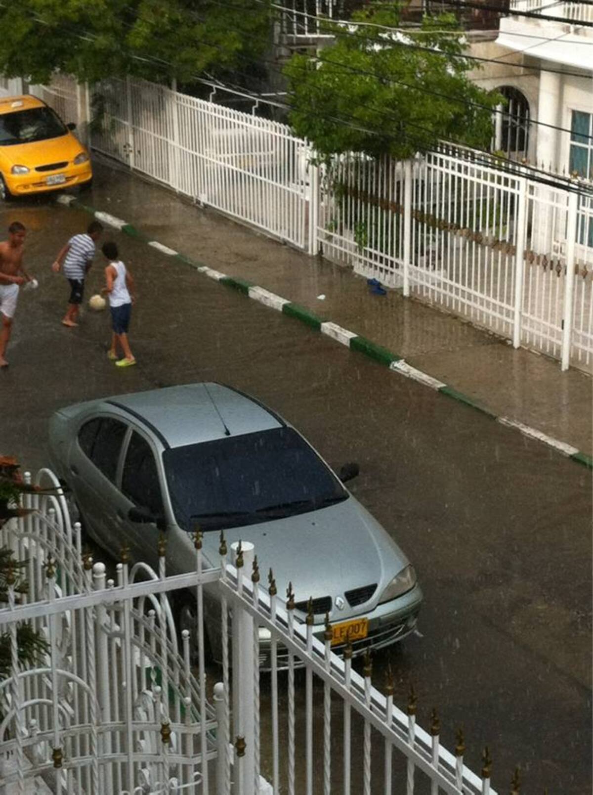 Algunos habitantes se sorprendieron con la primera lluvia que sigue cayendo en algunos sectores de la ciudad. La imagen fue captada en el barrio La Castellana. Cortesía @luisrojas2629