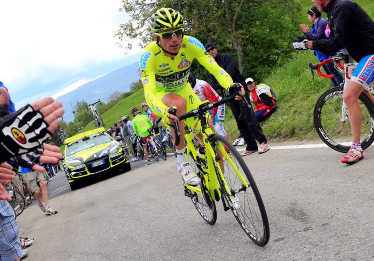En el Giro, el italiano ocupaba tras 18 etapas la 26ª plaza de la clasificación general, a 33 minutos y 33 segundos del ciclista que llevaba la 'maglia' rosa, su compatriota Vincenzo Nibali. AP Fabio Ferrari