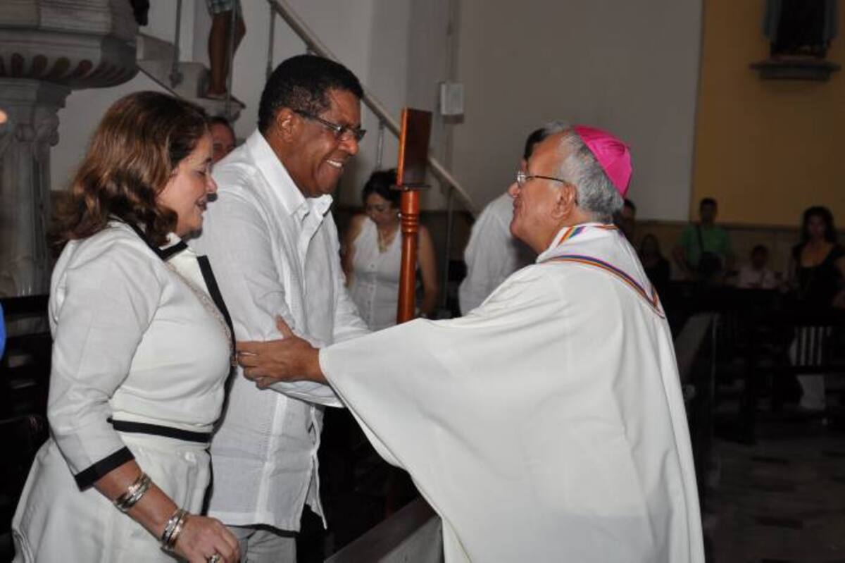 Nereida Humanez de Terán con monseñor Jorge Enrique Jiménez, y el alcalde Campo Elías Terán. Cortesía