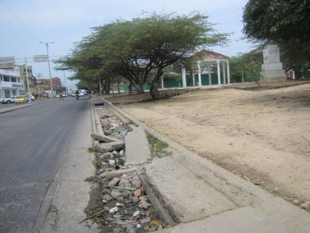 El canas que bordea el parque no cuenta con las tapas requeridas. ANTONIO CANCHILA GARCÍA - ELUNIVERSAL.COM.CO
