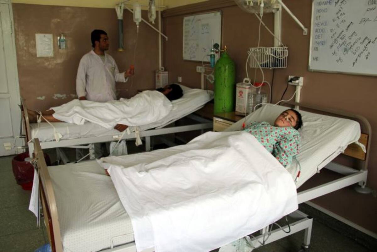 Un suicida hizo detonar un vehículo bomba contra un convoy de militares rumanos de la OTAN cuando pasaban junto a una mezquita provocando una potente explosión.