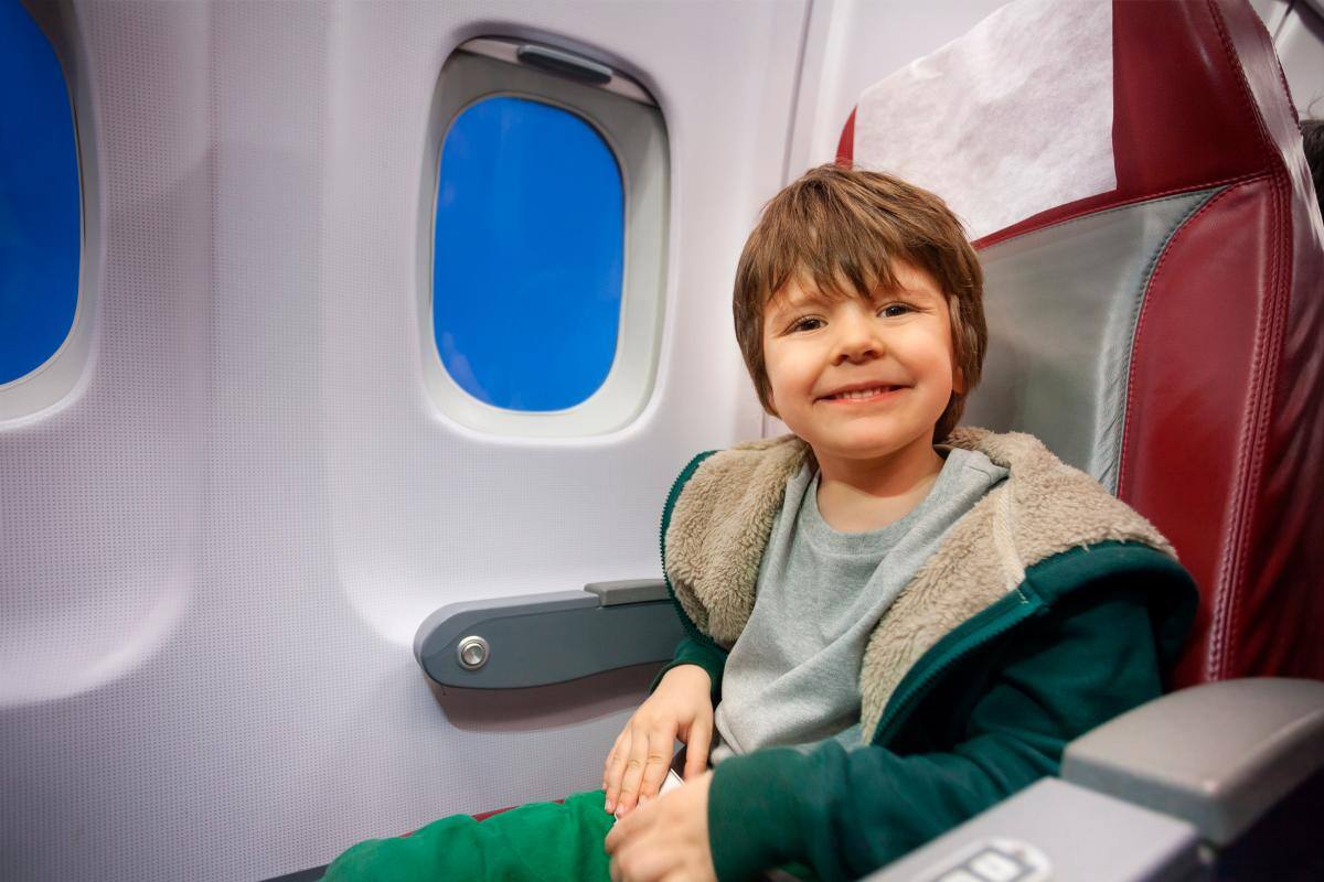 Consejos al viajar en avión con niños