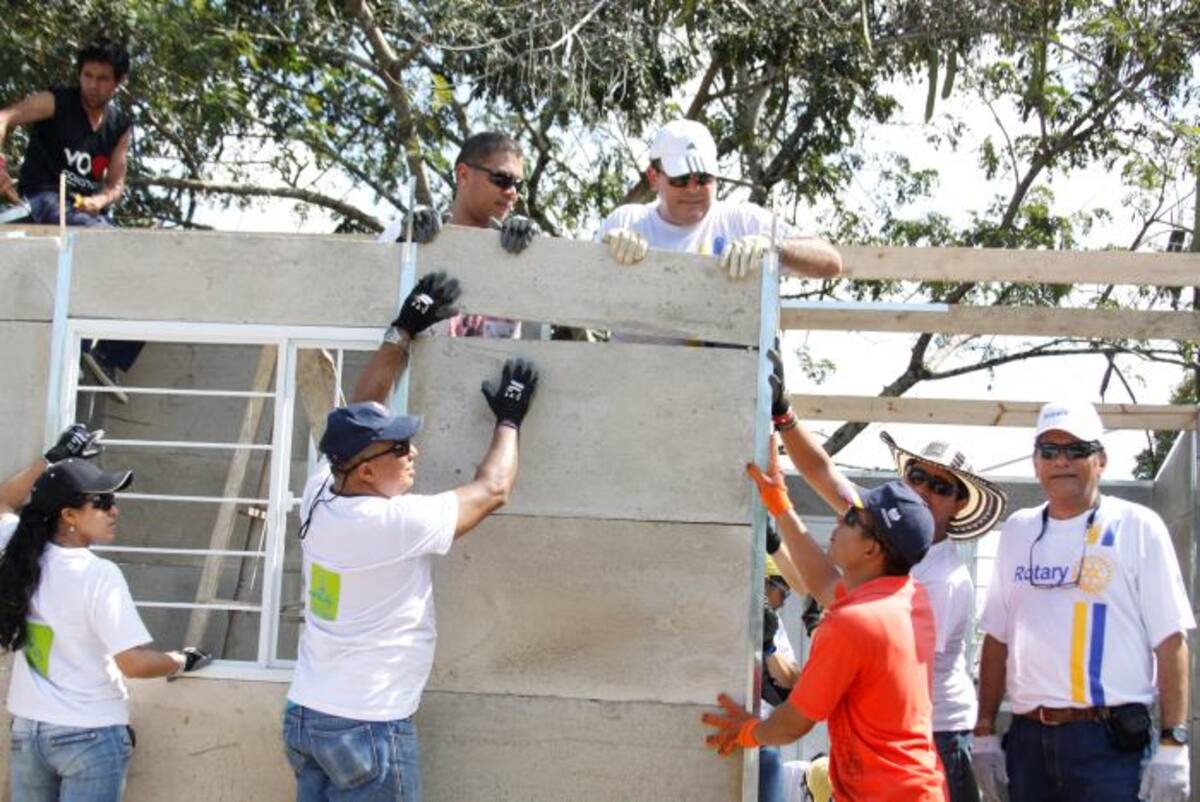 Voluntarios de diversas entidades armaron la casa que consta de dos habitaciones, sala, comedor y cocina. LORENA HENRÍQUEZ LABORDE