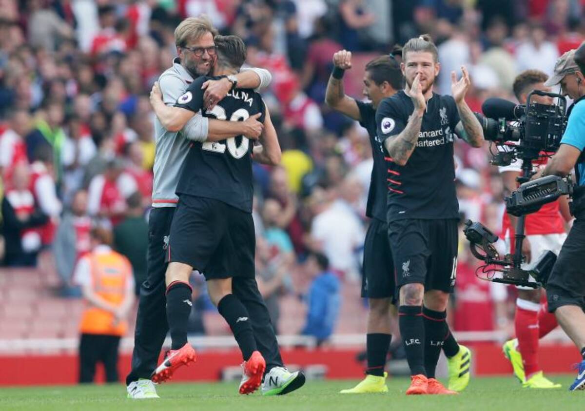 Jugadores del Liverpool celebran la victoria. AP Tim Ireland