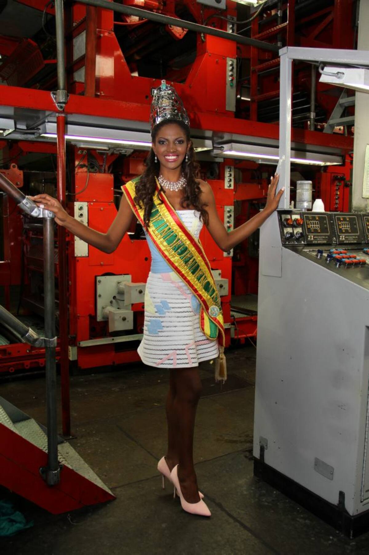 Vestida por María del Pilar Agámez, Andrea Pineda Quezada, Reina de la Independencia 2013 -2014, recorrió las instalaciones de El Universal. //MARUJA PARRA-EL UNIVERSAL