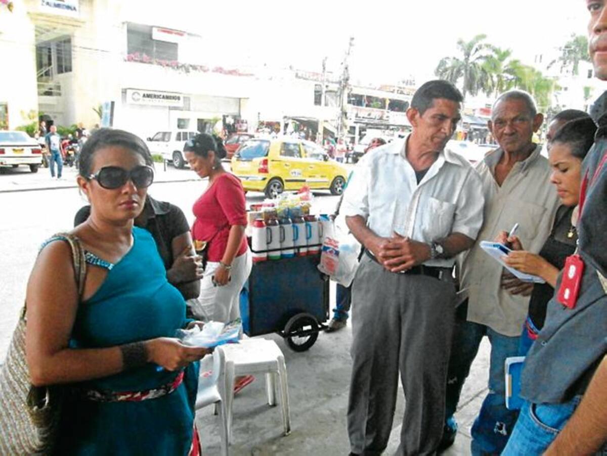 Treinta vendedores informales reclaman una alternativa para seguir trabajando. PEDRO TORRES-GENTE BAHÍA