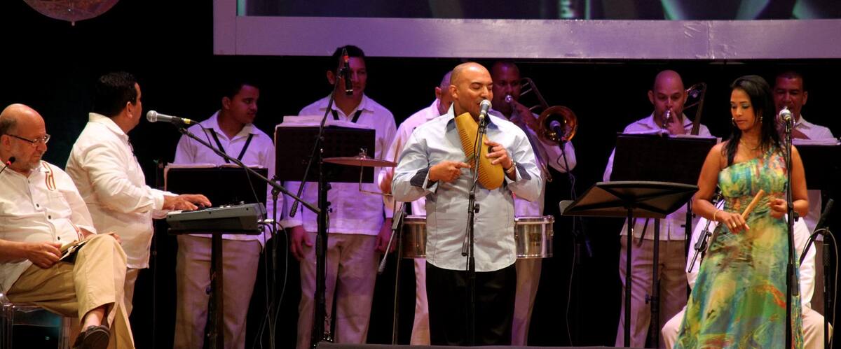 Daniel Samper con la orquesta de Poli Barragán.