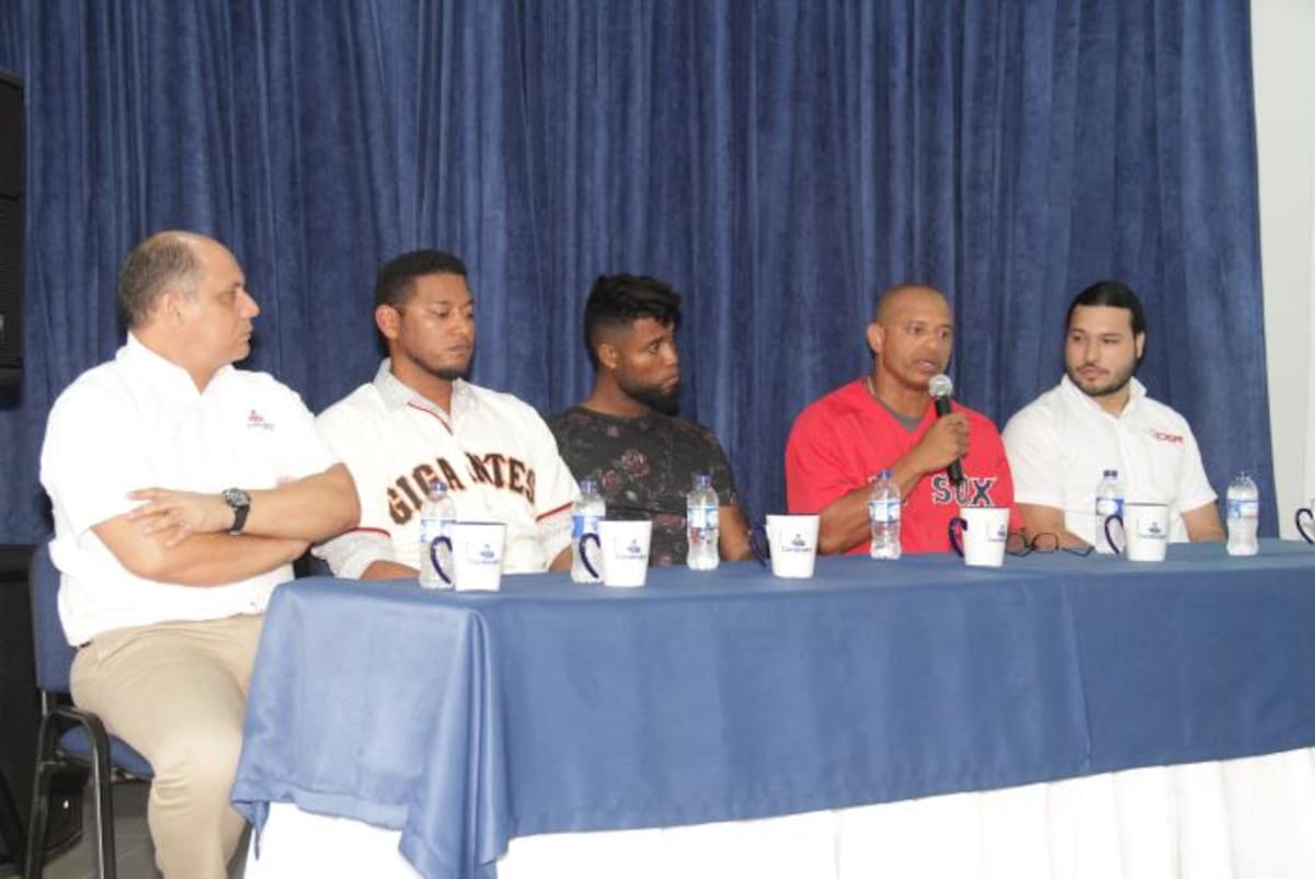 Presentación de la clínica de béisbol que dictarán los exgrandes ligas colombianos. De izquierda a derecha Luis Sierra de Comfenalco, De izquierda a derecha Luis Sierra, de Comfenalco, Yamid Haad, Sugar Ray Marimón, Orlando Cabrera y Luis Alfonso Jiménez, del Ider. Luis Aparicio-El Universal