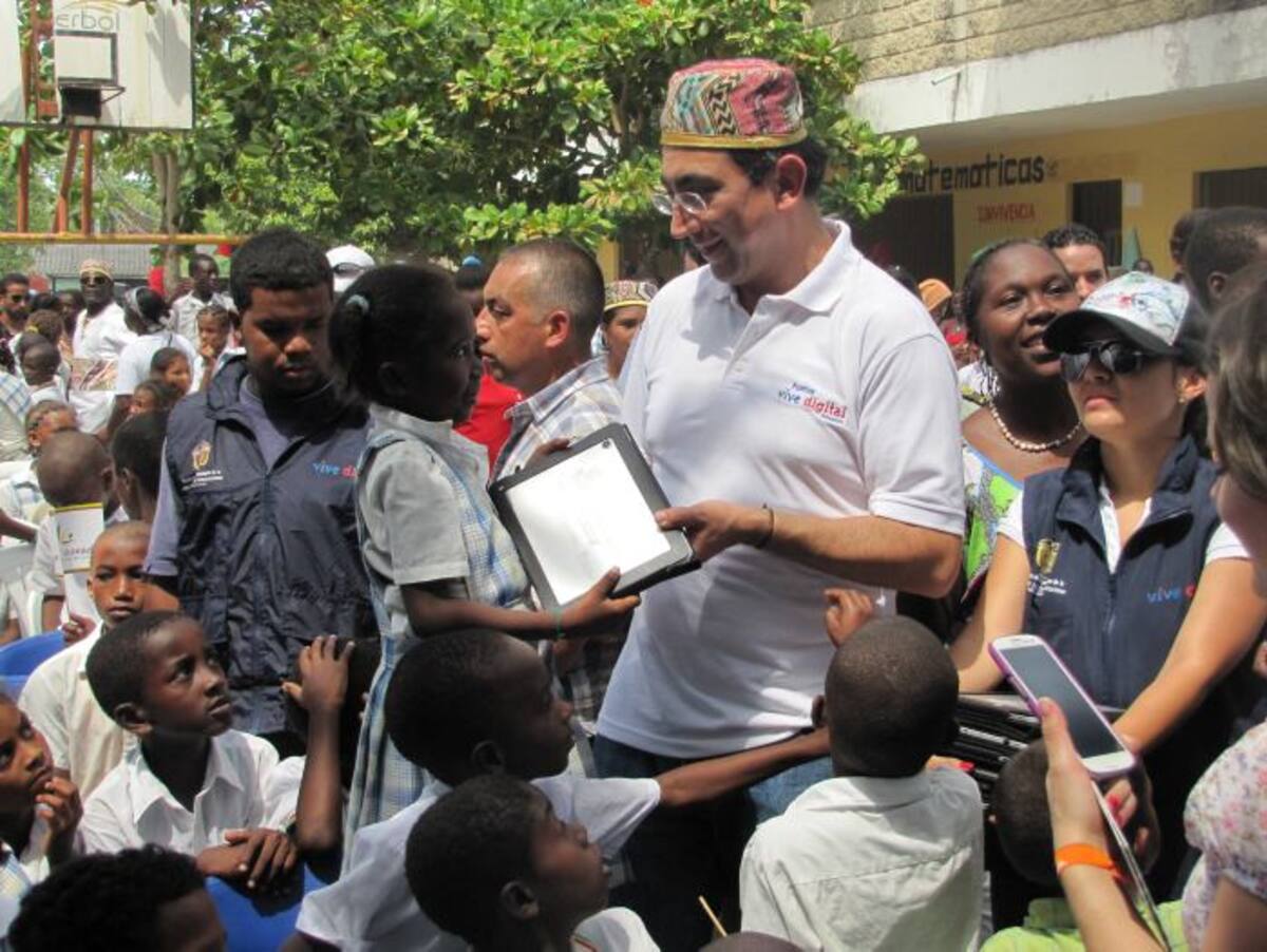 El ministro de las TIC, Diego Molano, entregó tabletas digitales a niños de Palenque. JUAN G. CASTRO PINEDA