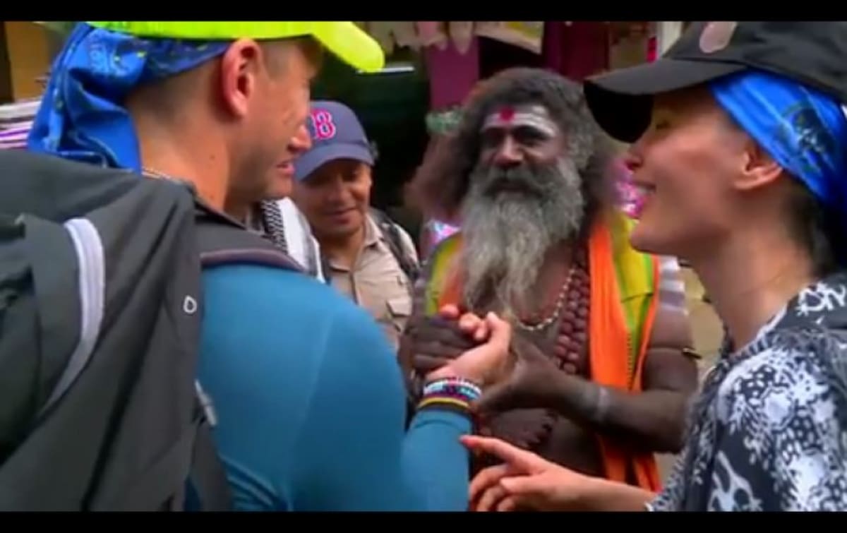 Momento en el que el vidente le lee la mano a Hassam. CAPTURA DE VIDEO