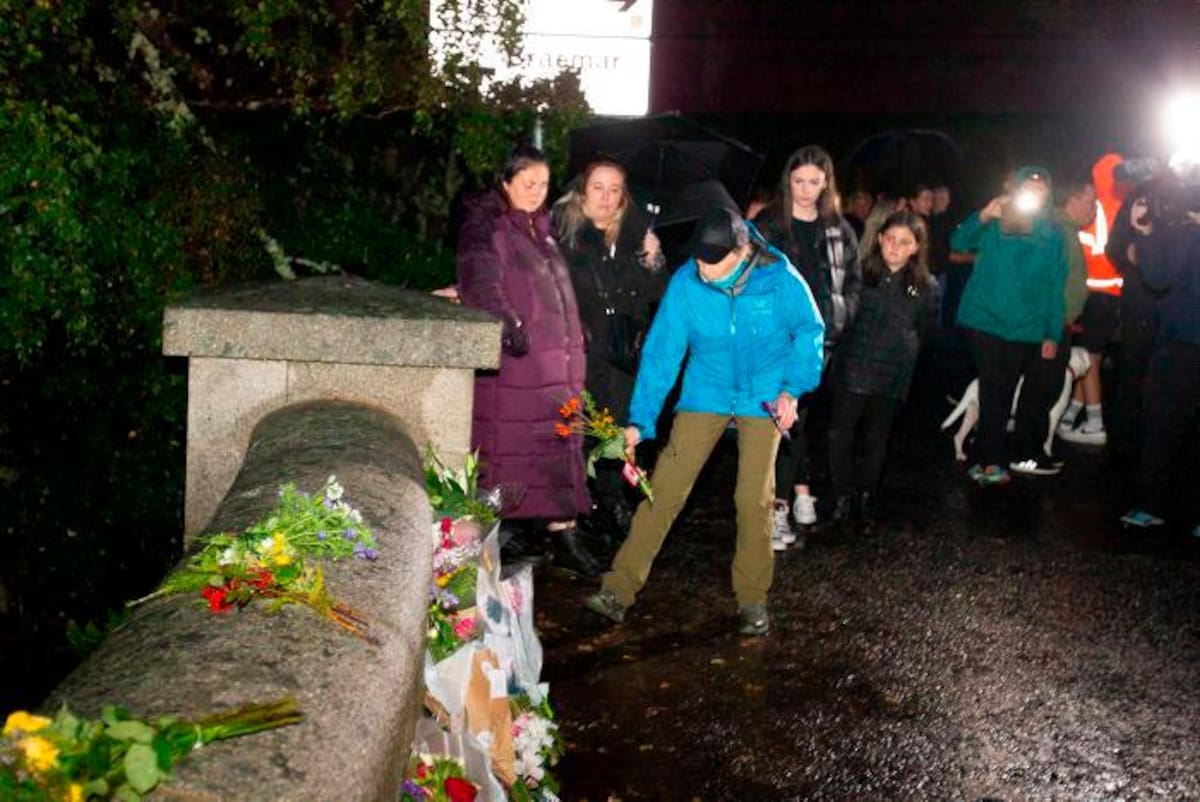 La gente deposita tributos florales fuera del castillo de Balmoral, Escocia. //EFE.