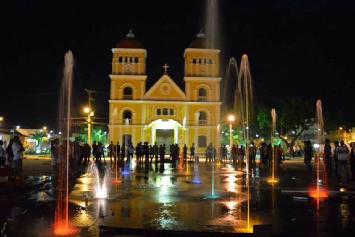 La plaza Central fue reconstruida con el propósito de que las familias carmeras pudieran volver a disfrutarla. La fuente interactiva se convierte en un gran atractivo para sus moradores y visitantes. Cortesía