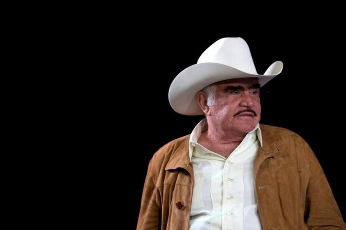 Vicente Fernández sigue en terapia intensiva y es alimentado por una sonda