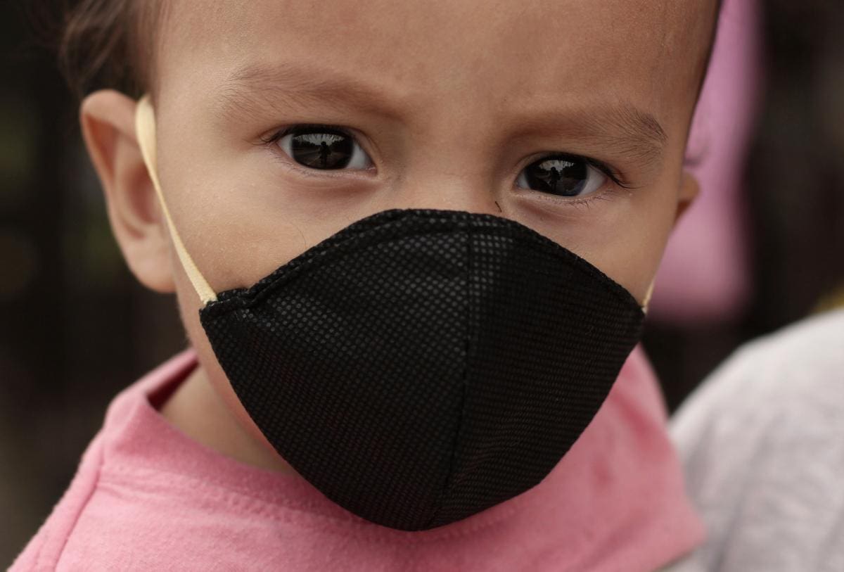 No se deben poner tapabocas de tela a niños pequeños menores de 2 años, ni a personas con problemas para respirar o que estén inconscientes o incapacitadas, o que de otra forma no puedan quitárselas sin ayuda.