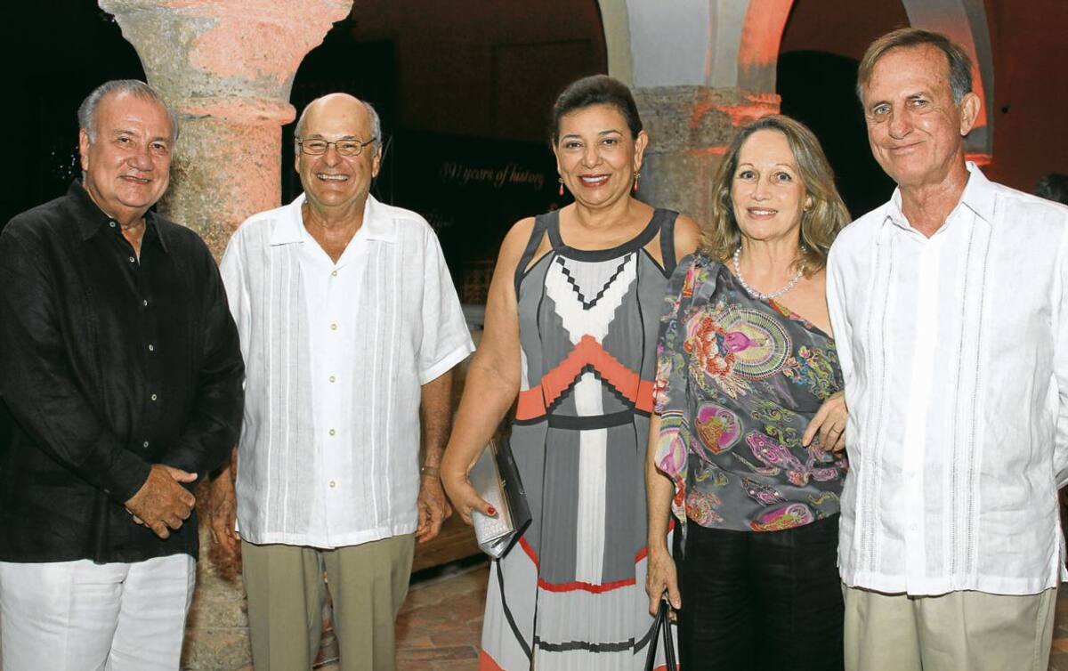 Manuel Domingo Rojas, Rafael Pérez, Piedad Román de Rojas, Ana de Martínez, y Juan Antonio Martínez Cattaneo, cónsul general de España.