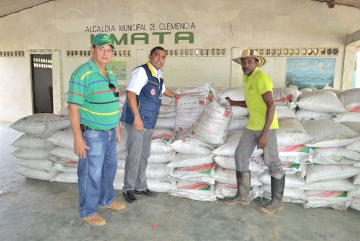 Ariel Zambrano Meza, director de la Unidad para la Gestión del Riesgo y Desastres de Bolívar, entregó en el municipio de Clemencia 398 sacos de fertilizantes en la fase de entrega de ayudas tempranas en el departamento. Cortesía