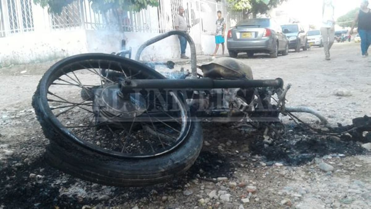 La gente le quema la moto a dos atracadores en el barrio Los Cerezos.