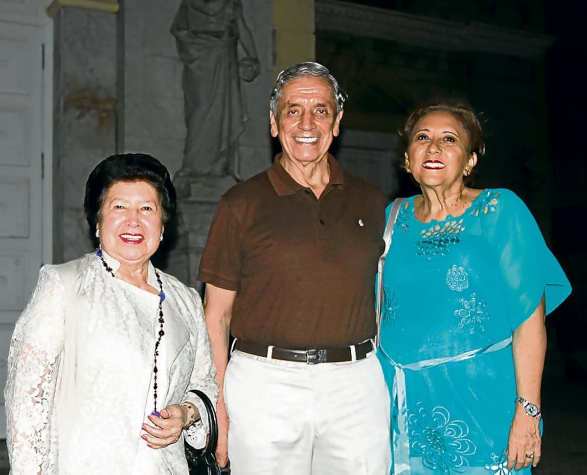 Cecilia de Ochoa, Jairo Cardona y Regina de Cardona.