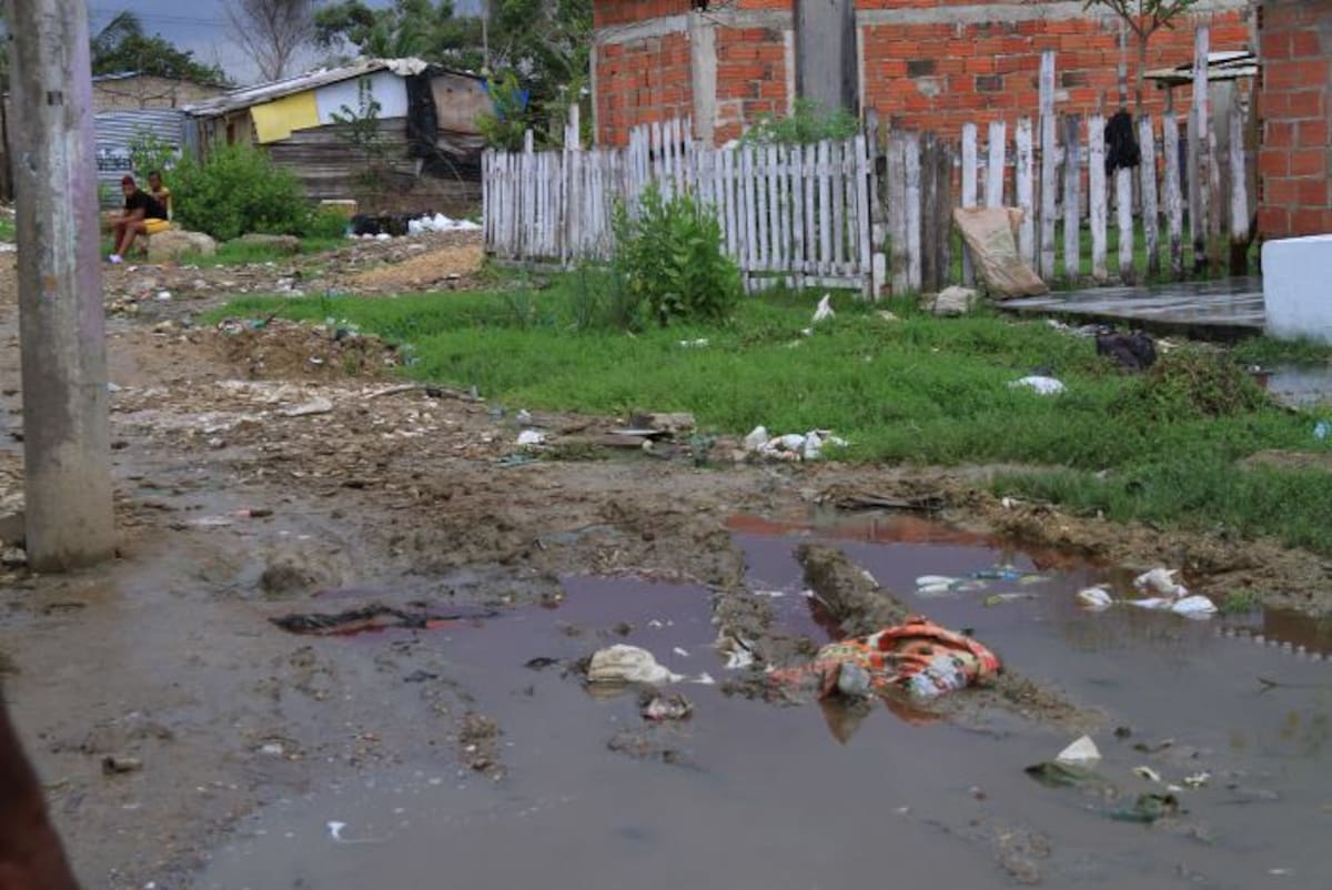 Yosere Ortega quedó tendido en la calle segunda maría Teresa del sector Ricaurte, en Olaya, luego de ser acuchillado. Lo llevaron a un centro médico, pero llegó muerto. El Universal.