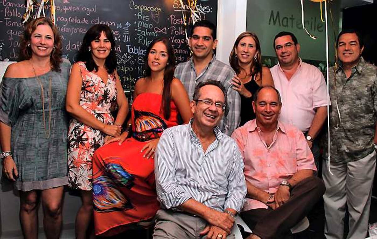 De pie: Moni Galvis, Mariela López; los agasajados, Lina Vélez y Armando Serrano; Clarita Torres, José Angulo y Jairo Vélez; sentados: Enrique Millán y César Guerrero. fotos MARUJA PARRA/EL UNIVERSAL/