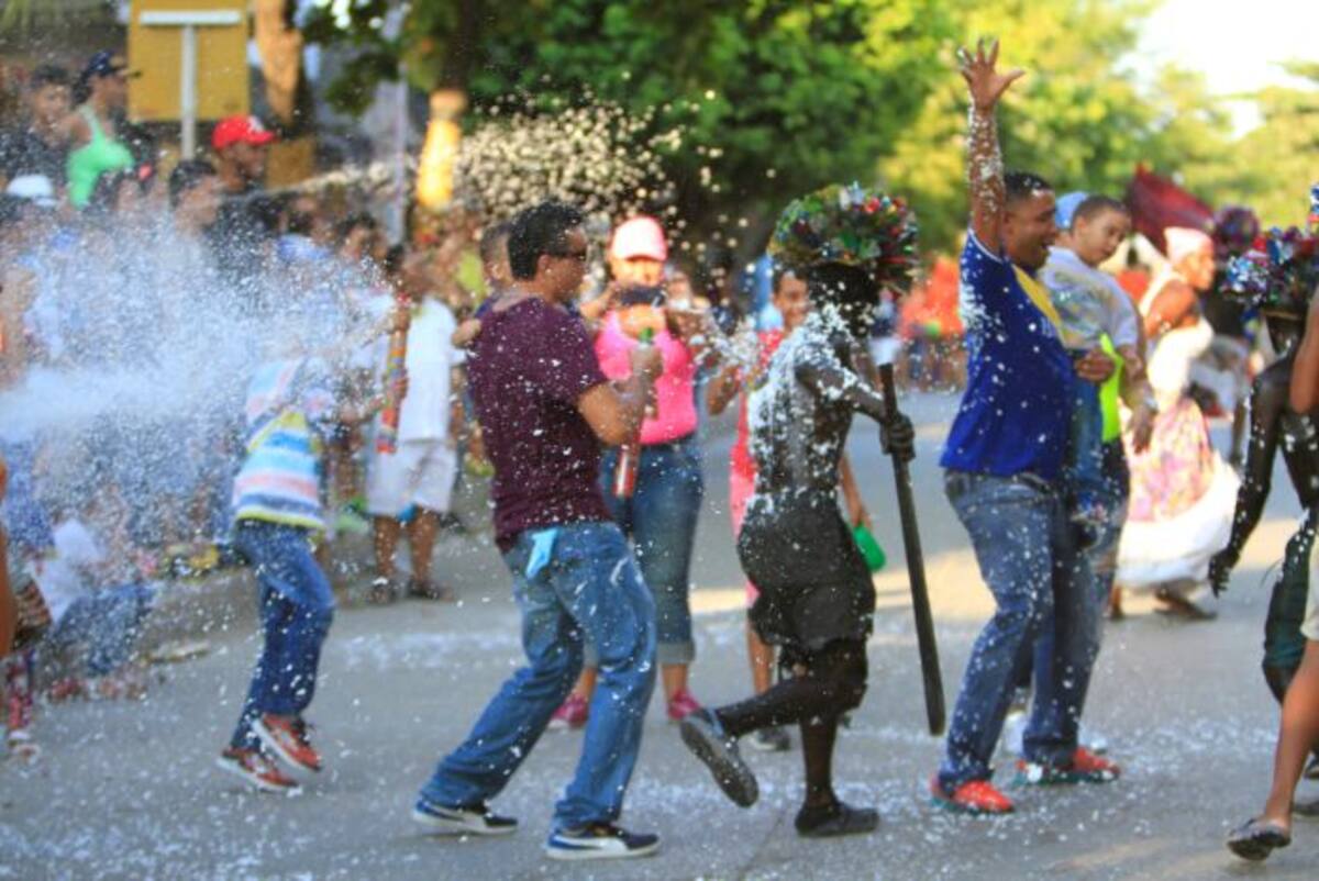 Está prohibido lanzar bolsas o globos de agua, harina, sustancias colorantes o espumas. Luis Eduardo Herrán-El Universal