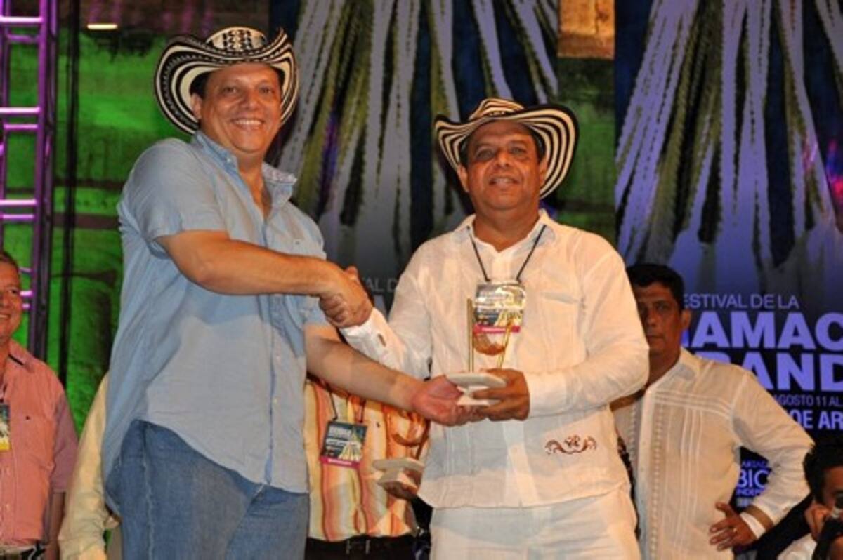 Orlando Díaz recibiendo la Hamaca de Oro en la categoría de Canción Inédita, de manos del secretario de Educación Distrital, Julio Alandete.
