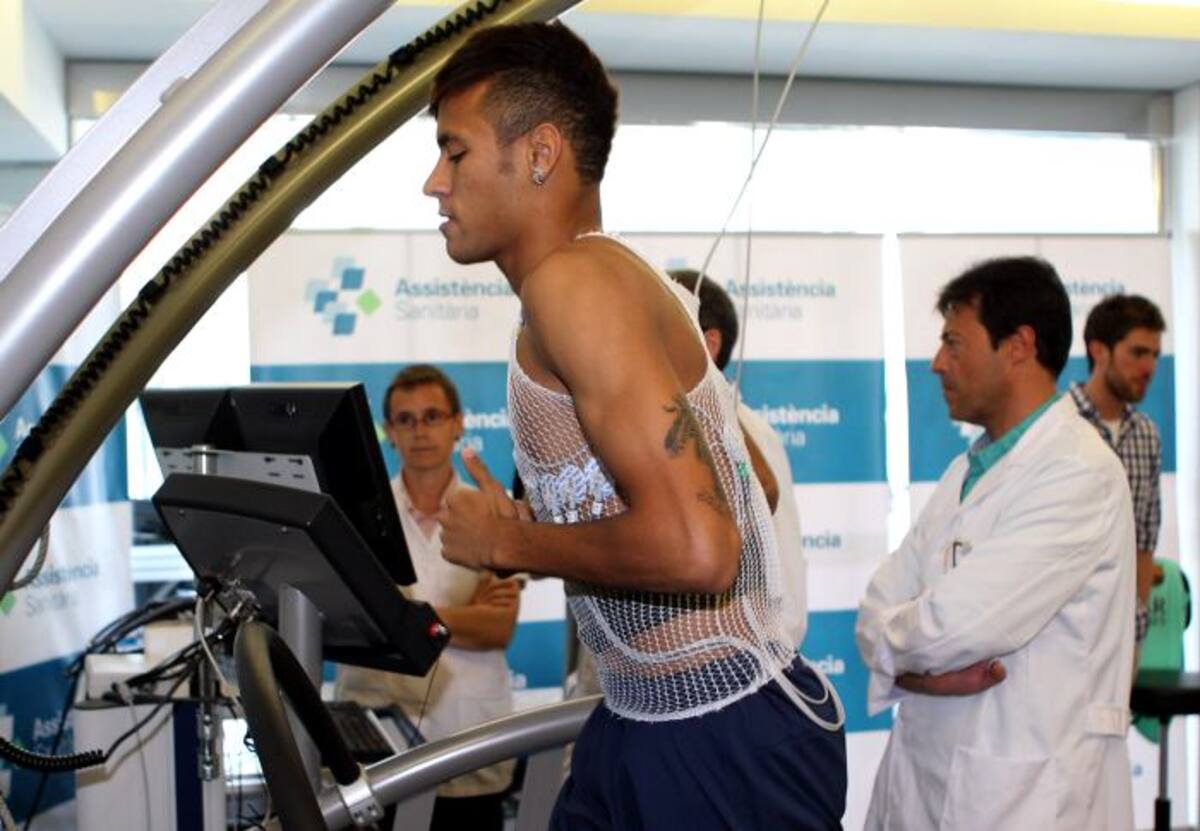 Neymar hace pruebas físicas y médicas. AFP